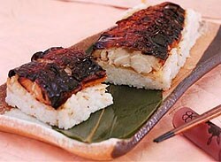 甘辛ダレにくぐらせ、こんがり焼いた肉厚の鯖はとびきりにジューシー!
