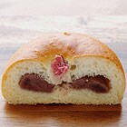 白神パン職人の甘さ控えめこしあんぱんの断面図