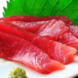 キメ細やかな食感と脂のりがいい南マグロの刺身