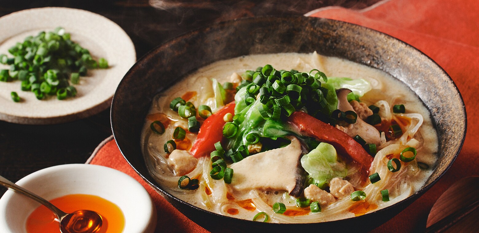 野菜と春雨でヘルシーに!<br>豆乳とんこつ風スープ