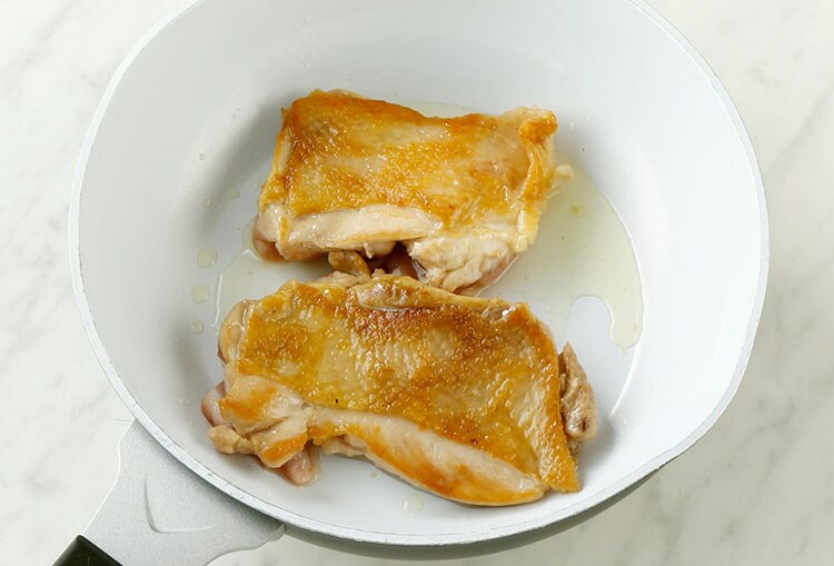 ひと手間かけて!ぱりっと鶏と春菊の清湯鍋