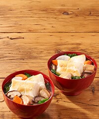 お雑煮 Kit]おだし香る！国産鶏のお雑煮|有機野菜 通販 Oisix(おいしっくす)