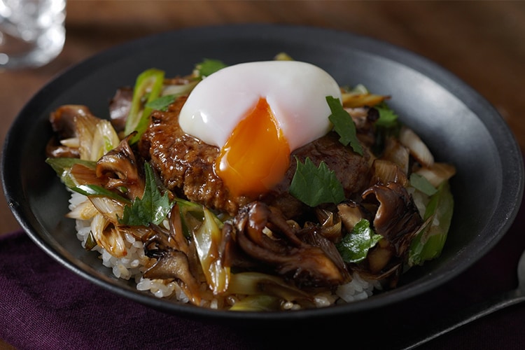 Kit]温玉のせすき焼き風ハンバーグ丼|有機野菜 通販 Oisix