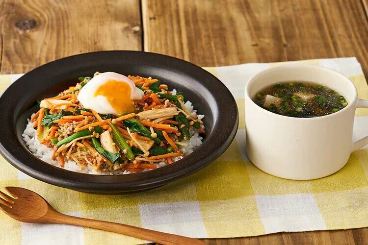 ジューシーそぼろと野菜のビビンバ
豆腐の韓国風スープ