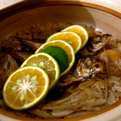 アジの干物とゴボウの土鍋ごはん