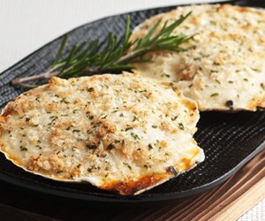 貝殻に入ったほくほくのグラタン