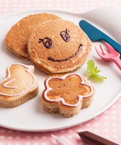 ホットケーキにチョコペンでかわいくアレンジ!