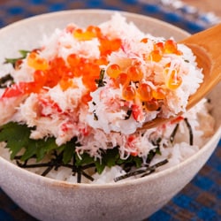 カニたっぷりの海鮮丼を楽しもう!