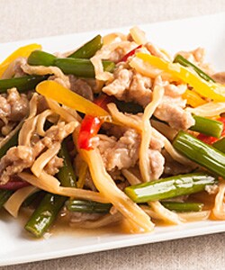 エビチリ・豚肉とにんにくの芽炒め・鶏とカシューナッツ炒め