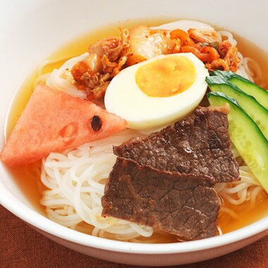 野菜やキムチでさっぱりいただく生冷麺