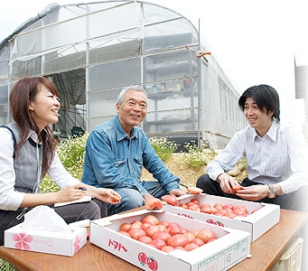 終始なごやかなムードで談笑する、照喜治じいとOisix代表高島・野菜フルーツ担当の小堀