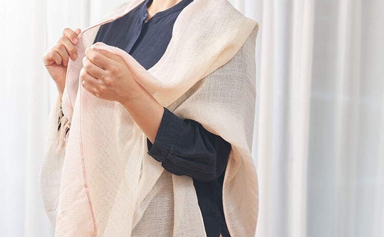 サーモンピンク×生成のやさしい色合いで首元がおしゃれに:イメージ