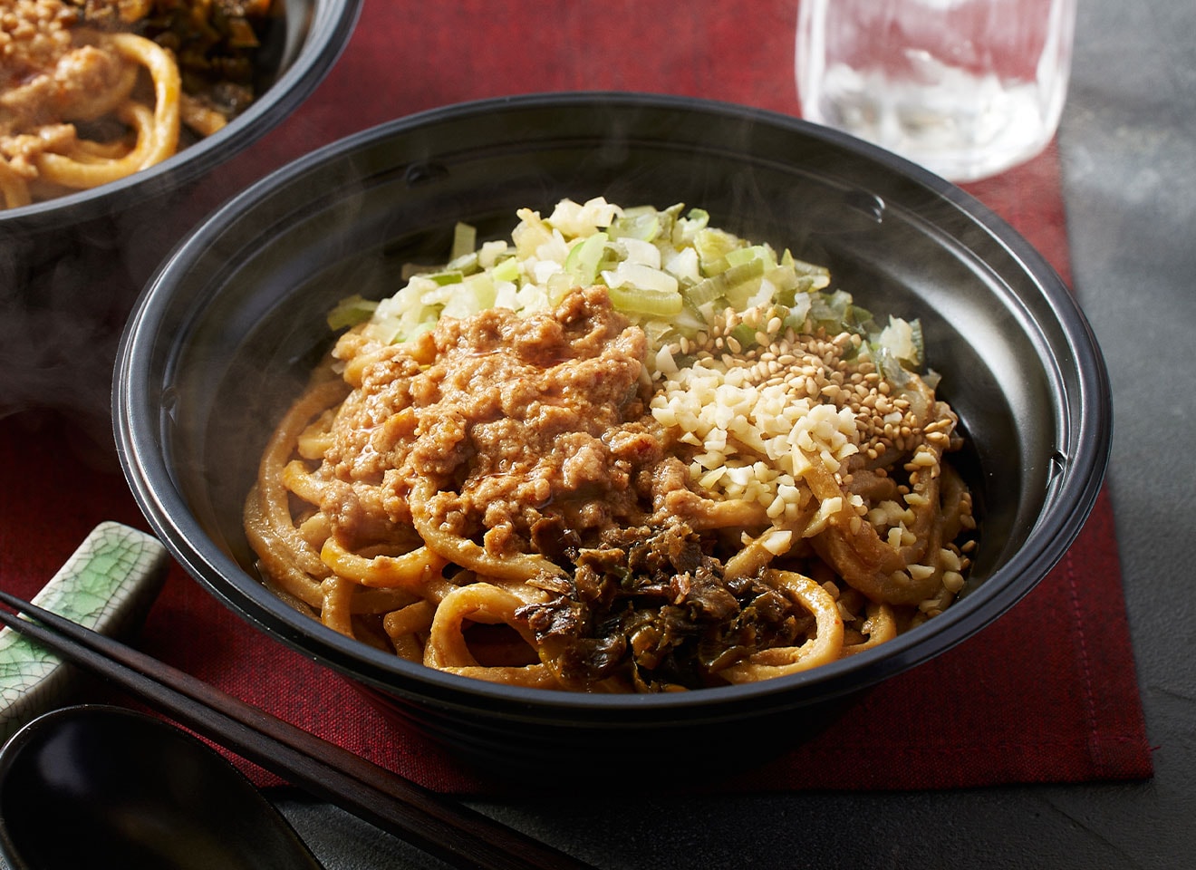 痺れる旨さ！本気の汁無し坦々麺｜雲林坊｜【公式通販】Oisixおうちレストラン｜おいしい名店の看板メニューをお取り寄せ｜ギフトにもおすすめ！
