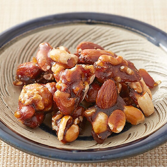 焦がし黒糖飴でからめたカリカリミックスナッツ