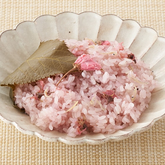 国産もち米使用！桜おこわ200g|有機野菜 通販 Oisix(おいしっくす)