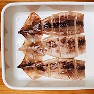【画像】切ったイカに酒を振る