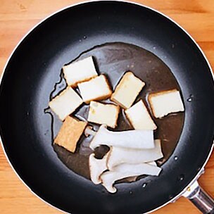 【画像】下記の調味料に生姜・厚揚げ・エリンギを加え煮込む