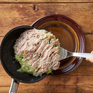 【画像】お皿に盛り付け小ねぎを飾る※フライパンの水気が入らないよう注意する