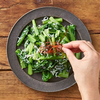 【画像】お皿に盛り付け糸唐辛子を飾る