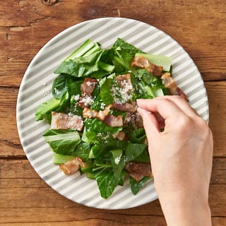 【画像】お皿に盛り付けベーコンと粉チーズをまわしかける
