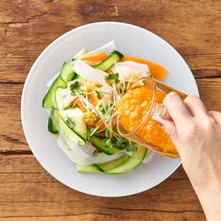 【画像】皿に水気を切った野菜とカイワレを盛り付けお好みのドレッシングをかける