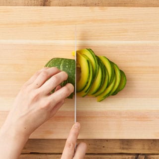 【画像】かぼっコリーの種とわたをとりうす切りにする