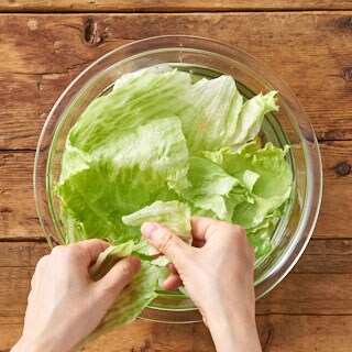 【画像】レタスを洗い食べやすいサイズになるよう手でちぎる