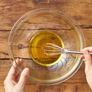 【画像】ボウルに調味料を入れしっかりと混せる