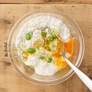 【画像】ボウルに枝豆とすりおろした長芋と調味料と卵黄を入れ混ぜる