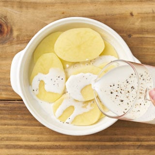 【画像】ボウルに調味料と牛乳と生クリームを入れ混ぜる耐熱皿に流し入れる