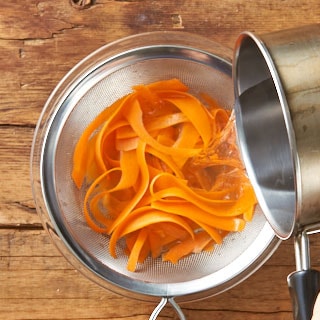 【画像】1L以上の湯をわかしザルに入れた野菜に湯の半分をかけ、お箸で上下を返し残り湯をかける