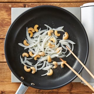 【画像】フライパンにバターを入れ玉ねぎを炒める玉ねぎが柔らかくなったらカシューナッツを加え炒める