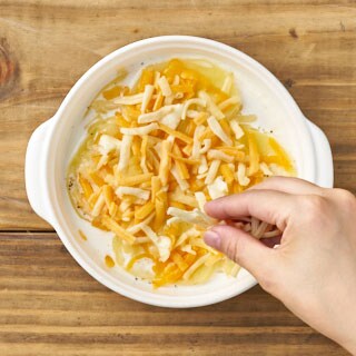【画像】耐熱皿にちぎったバターと溶けるチーズをのせオーブンで焼く