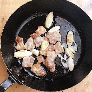 【画像】フライパンを熱し豚肉とネギを炒める