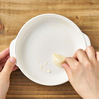 【画像】耐熱の皿ににんにくの断面をこすりバターを塗る