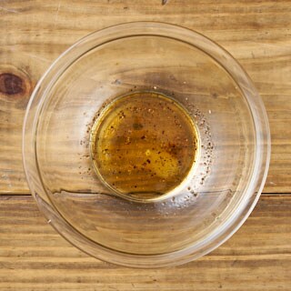【画像】ドレッシングを作るボウルに調味料を入れしっかり混ぜる