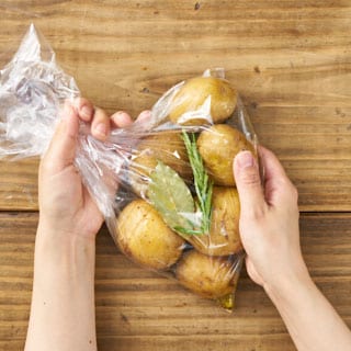 【画像】ポリ袋に調味料を入れじゃがいもを加え味をなじませる