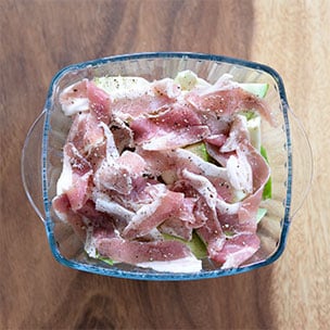 【画像】1.を繰り返す。酒を振り、ラップか蓋をしレンジ加熱する