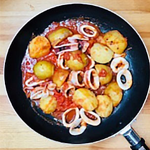 【画像】トマト缶・ケチャップ・砂糖を加え、煮る