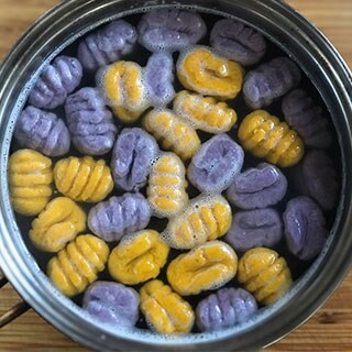 【画像】沸騰したお湯でニョッキを茹でる