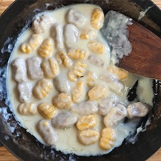 【画像】別なフライパンにホワイトソースを温め茹でたニョッキと粉チーズを加え和える